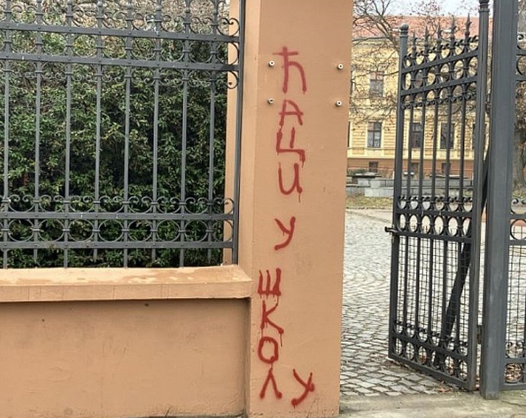 natpis ĆACI u školu